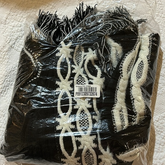 Desigual Brixton sweater with pocket. NWT Medium. - Picture 5 of 5